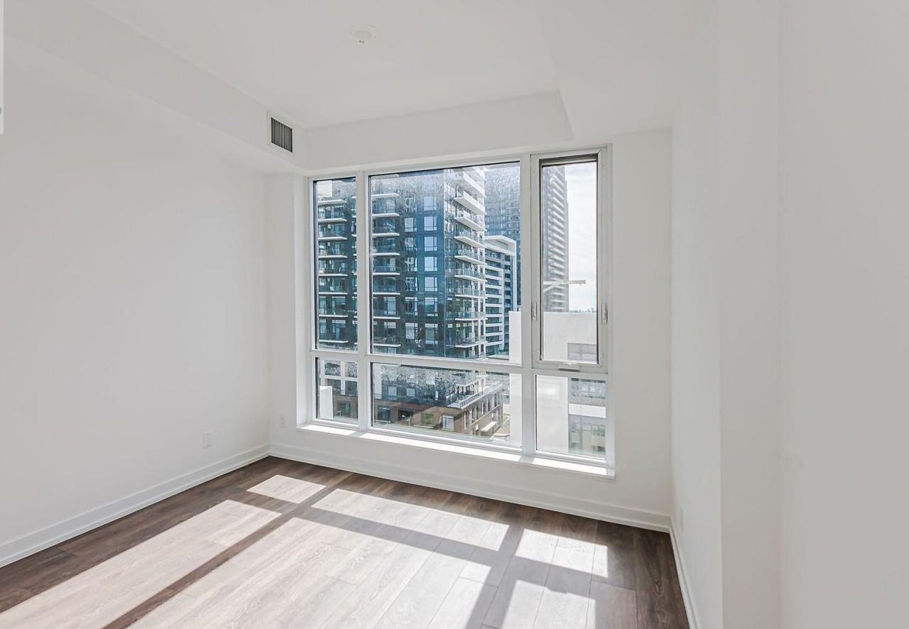 8 Beverley Glen Boulevard - Photo 2 of 13