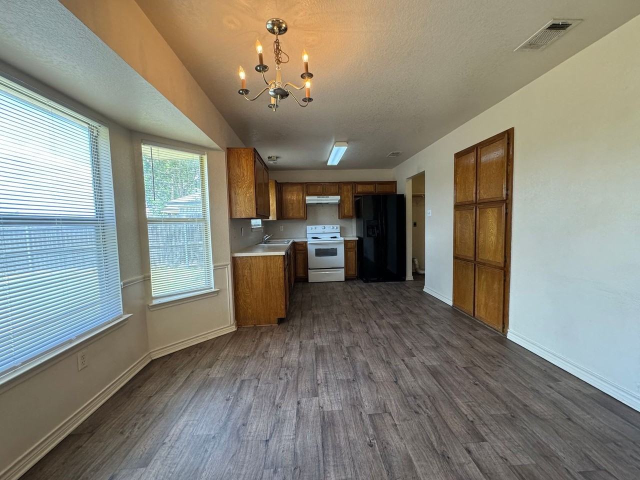 601 Lisa Ln - Photo 6 of 17