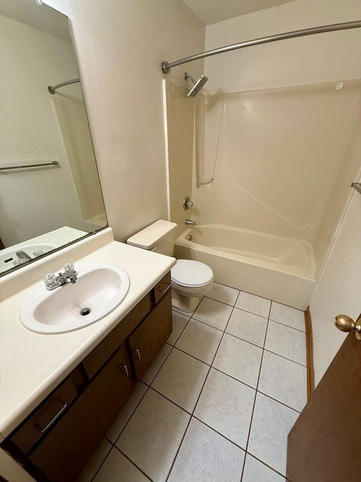 136 Alder Ave Se - Photo 5 of 13
