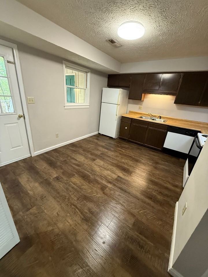 325 Leafmore Rd Sw - Photo 2 of 11