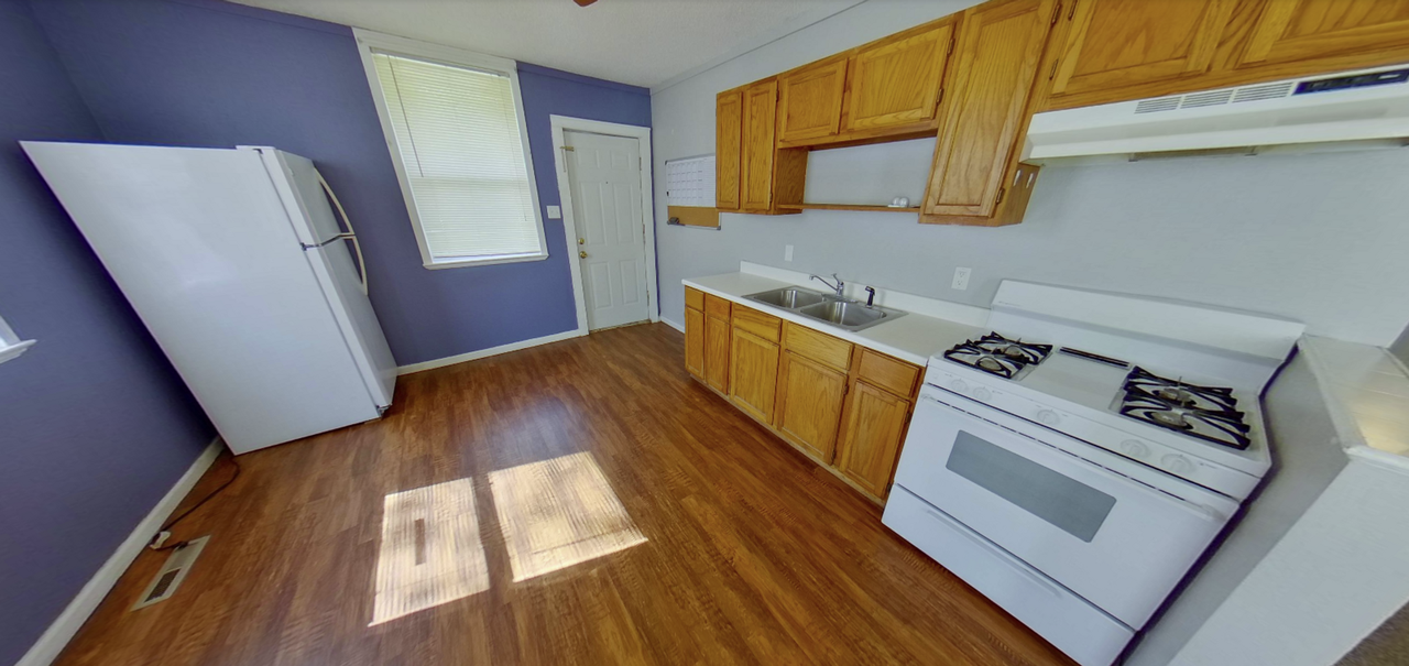 319 8th St - Photo 4 of 11