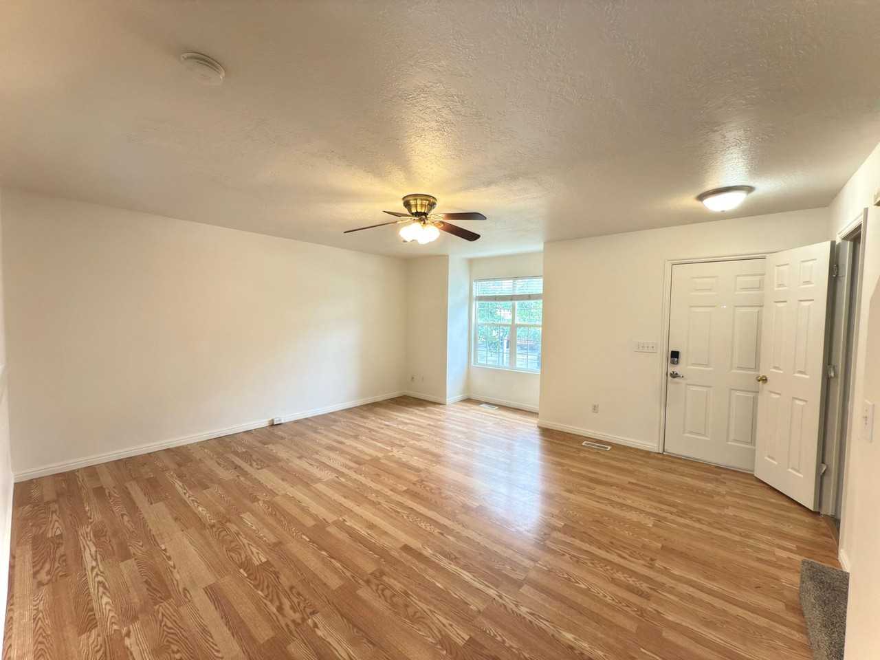 533 S 450 E - Photo 4 of 22