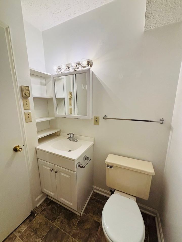 1400 University City Blvd Apt H - Photo 4 of 11