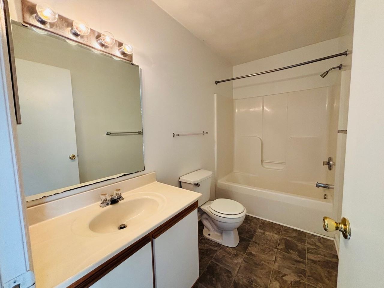 1401 Christine Ct - Photo 7 of 18