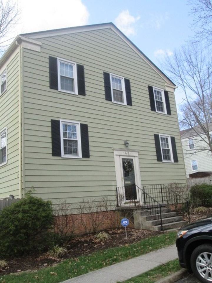 226 Huntington Ln