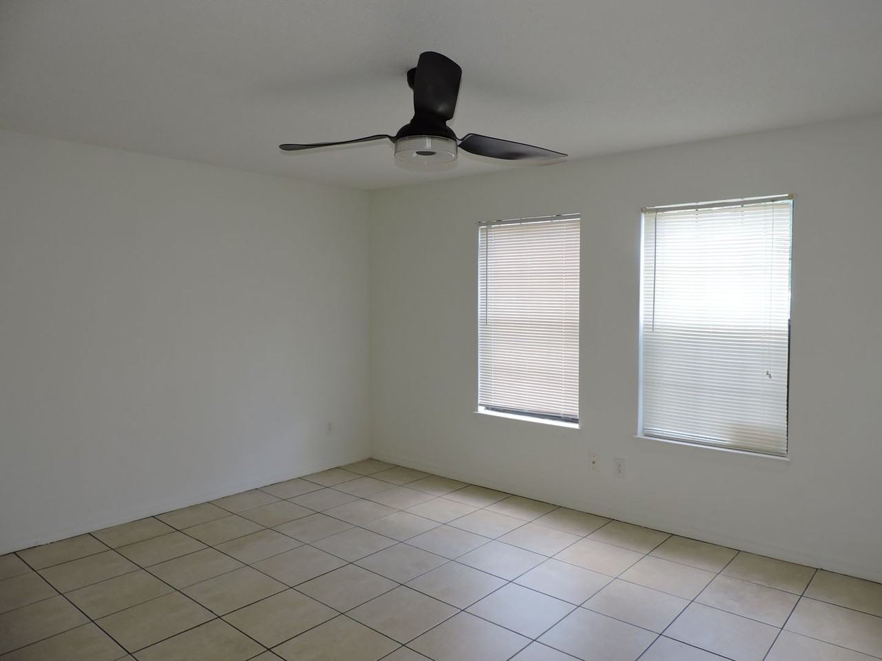 119 N Reus St - Photo 2 of 17