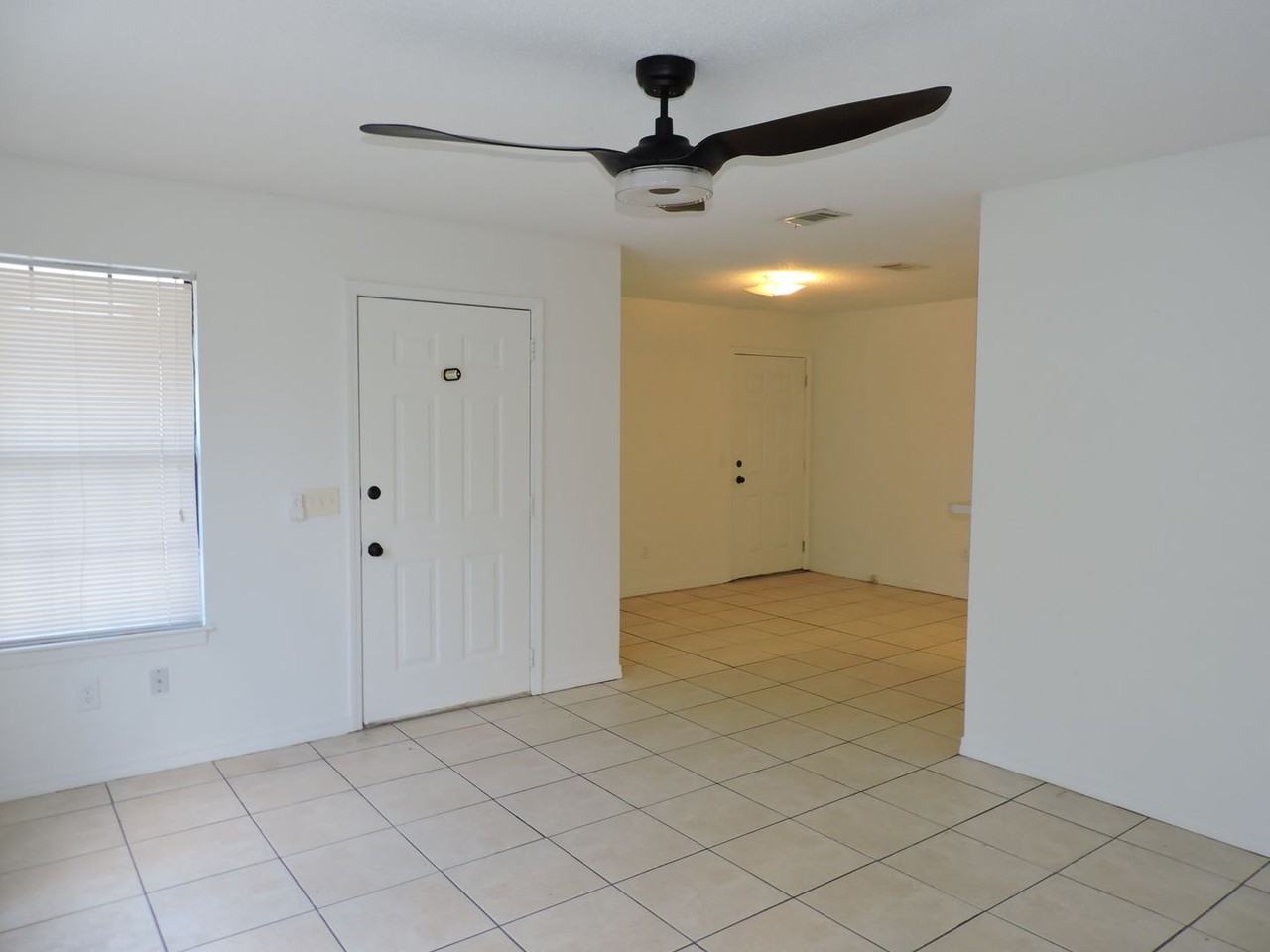 119 N Reus St - Photo 3 of 17