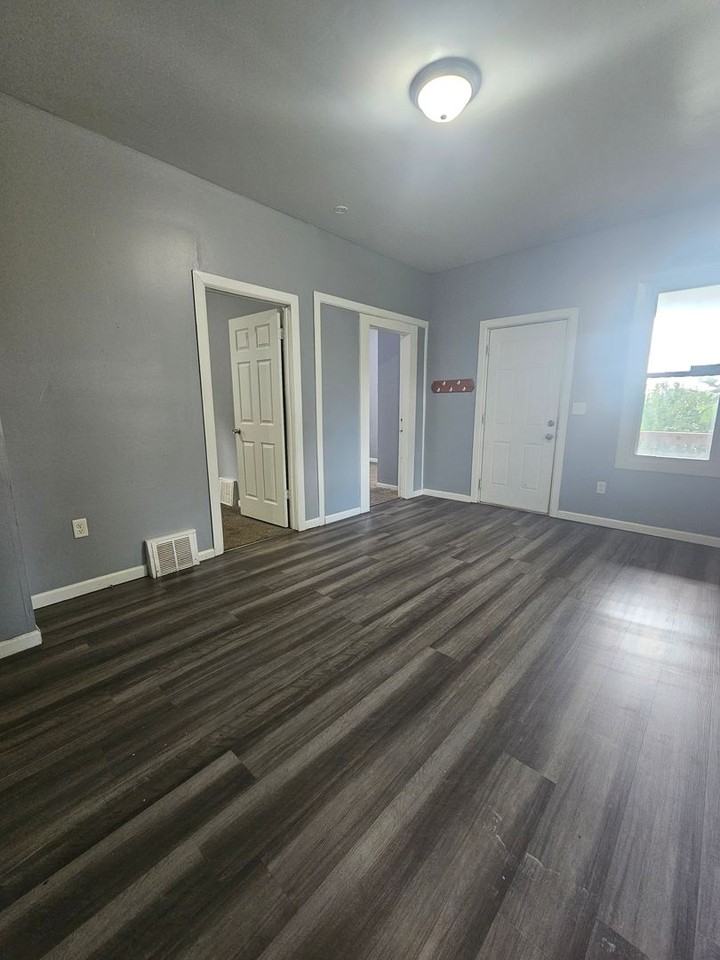 713 13th St - Photo 4 of 11