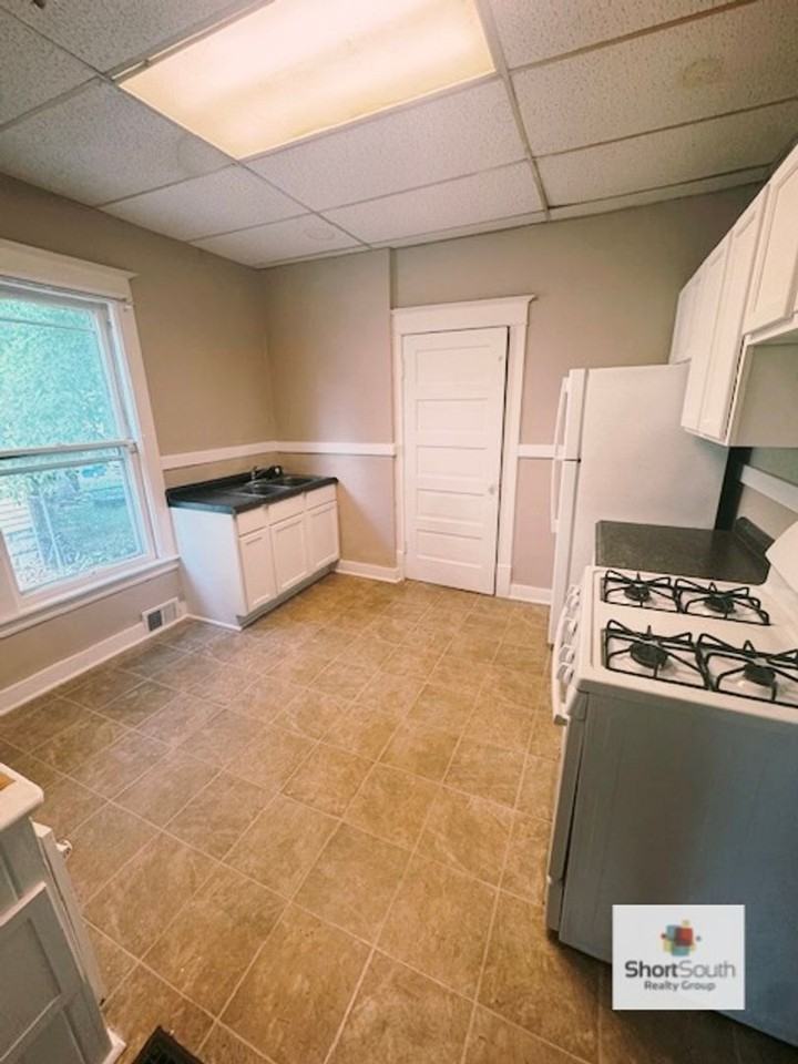831 Watkins St Se - Photo 3 of 13