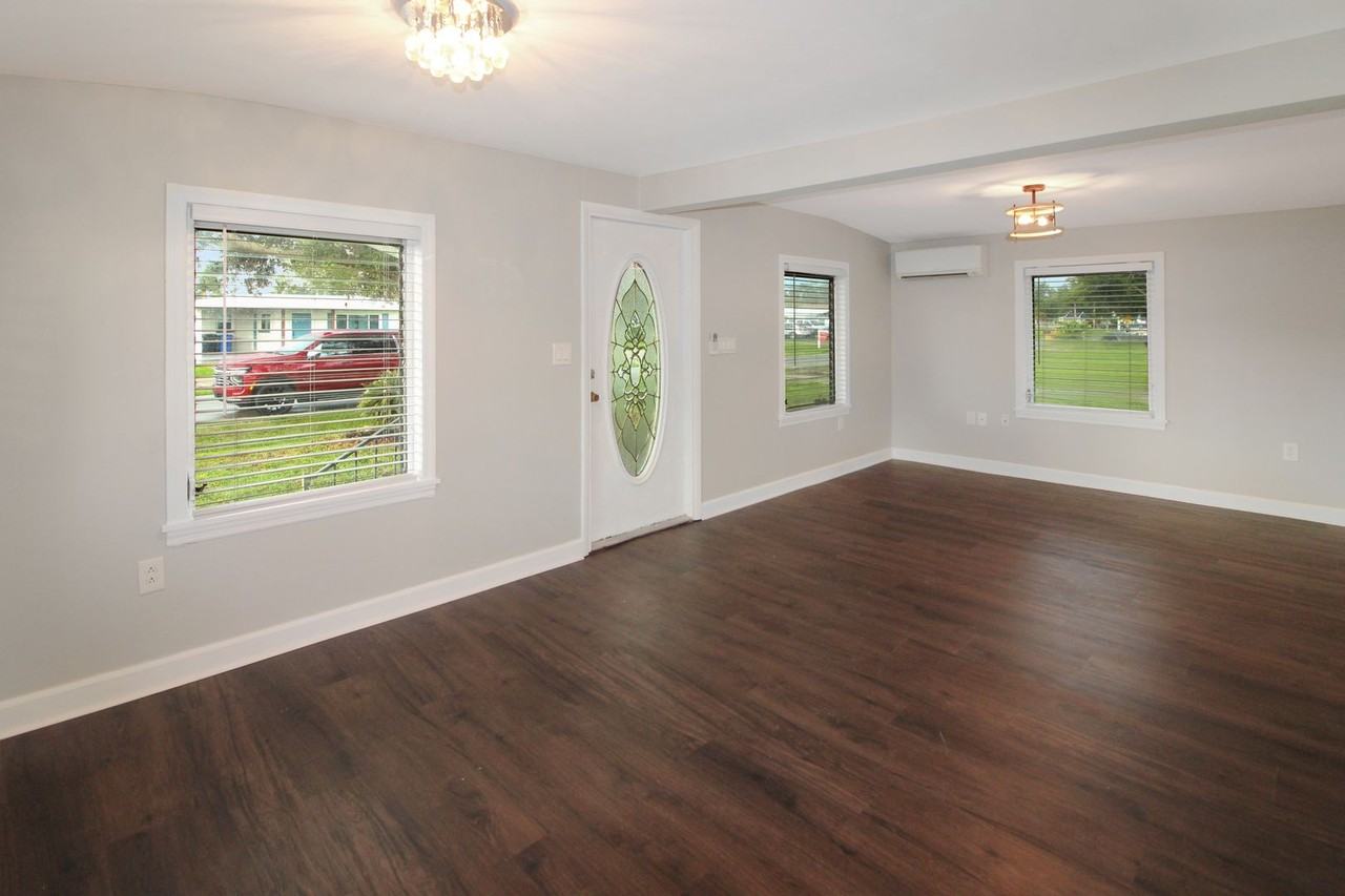 933 Myrtle Ave - Photo 2 of 13