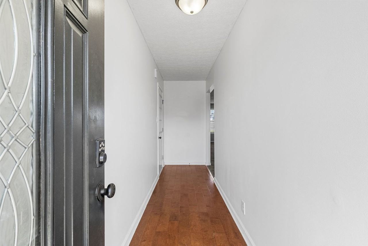 100 Gleaves Ln - Photo 4 of 26