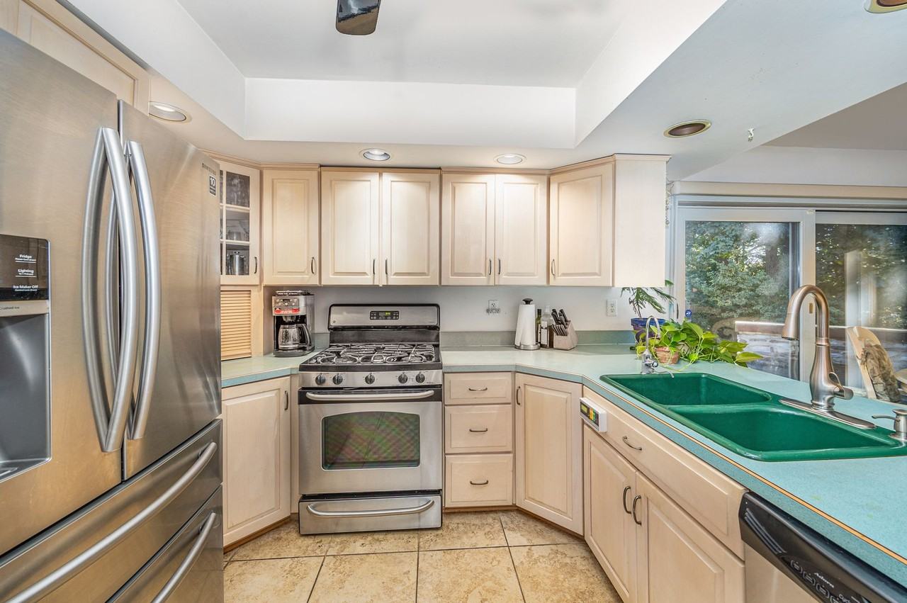 121 Stonehedge Dr - Photo 2 of 31