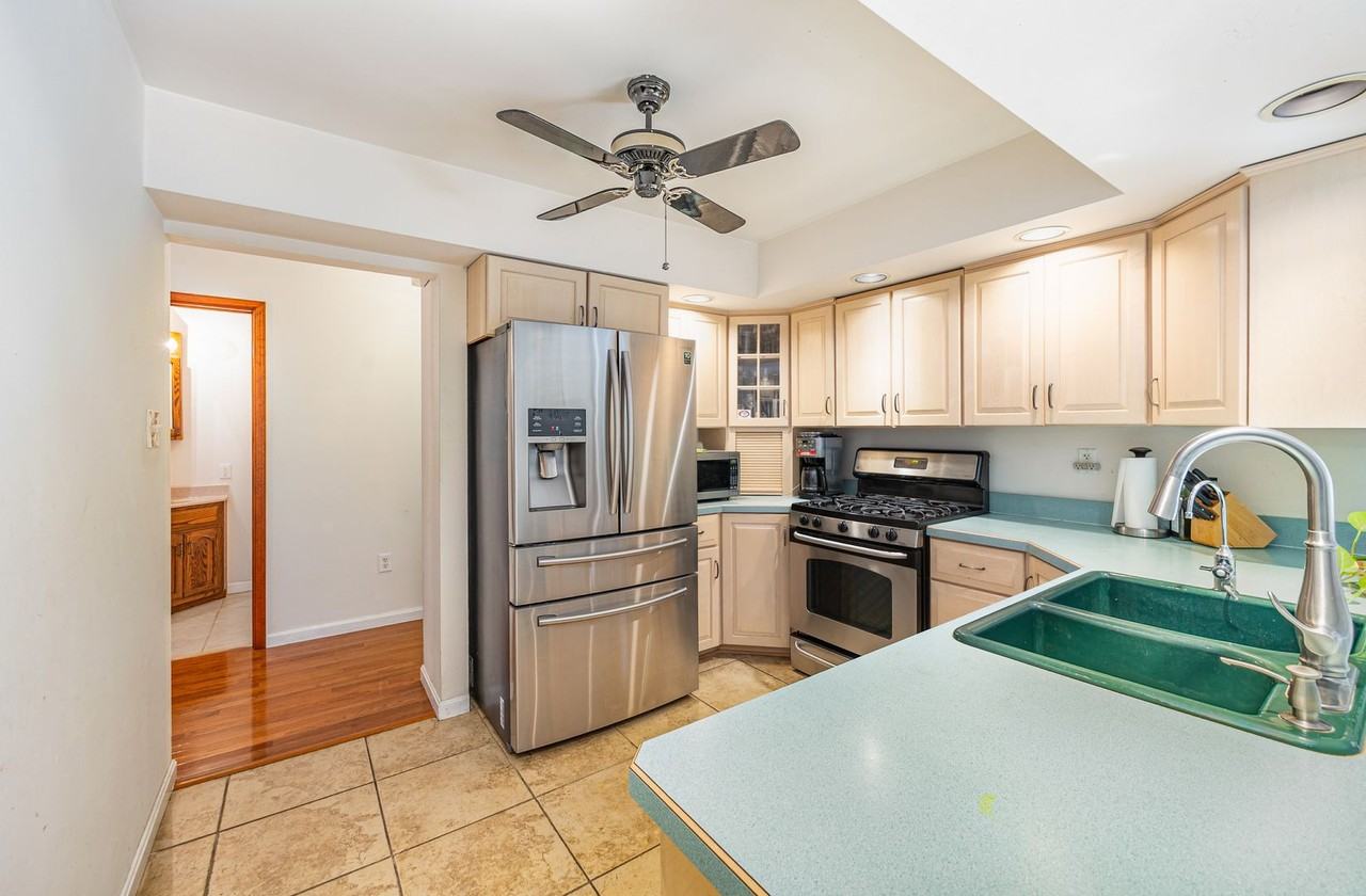 121 Stonehedge Dr - Photo 3 of 31