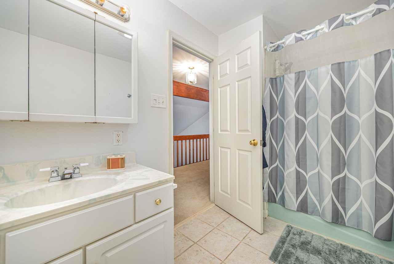 121 Stonehedge Dr - Photo 4 of 31