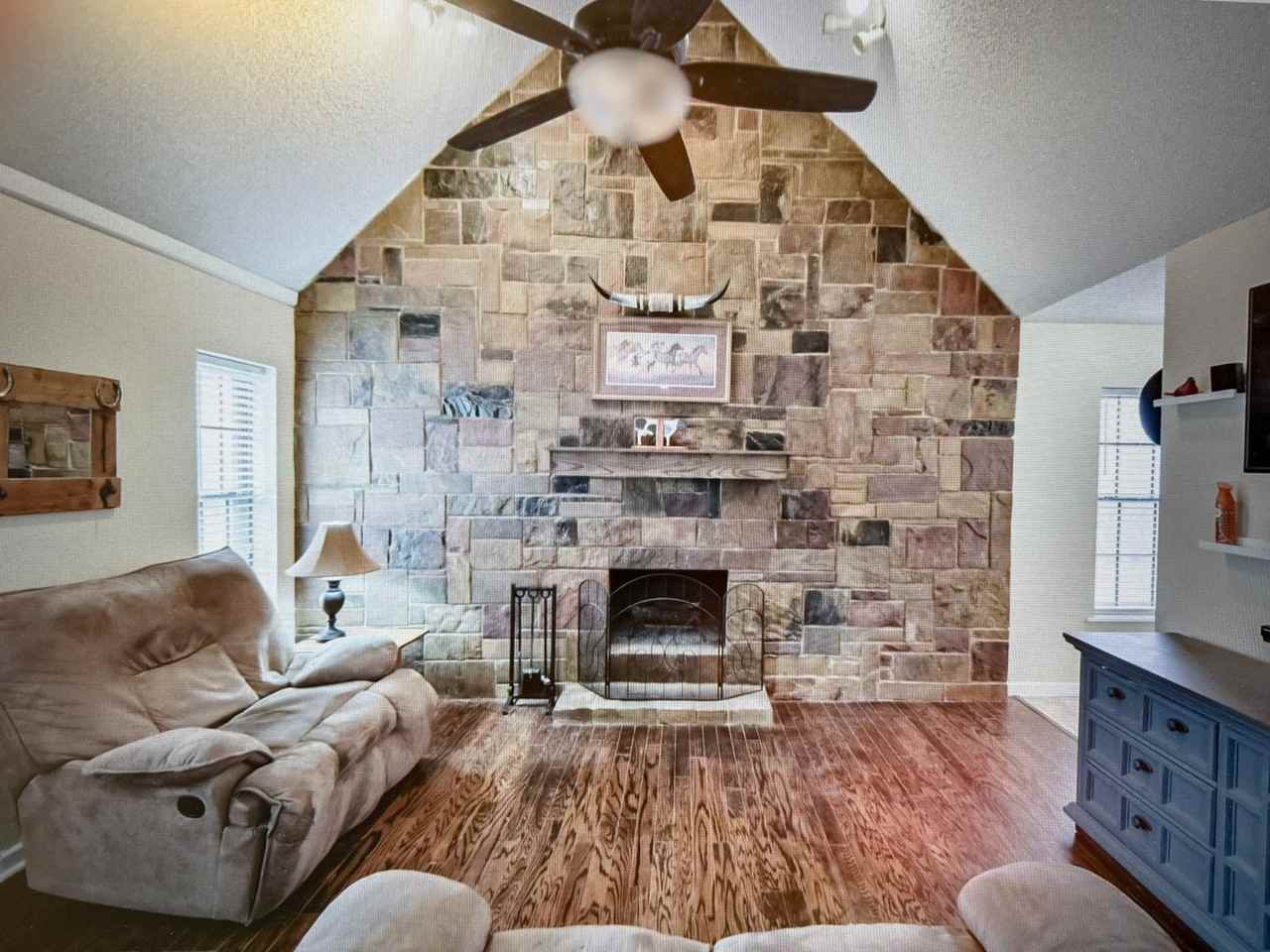 104 S Parkway Dr - Photo 4 of 17