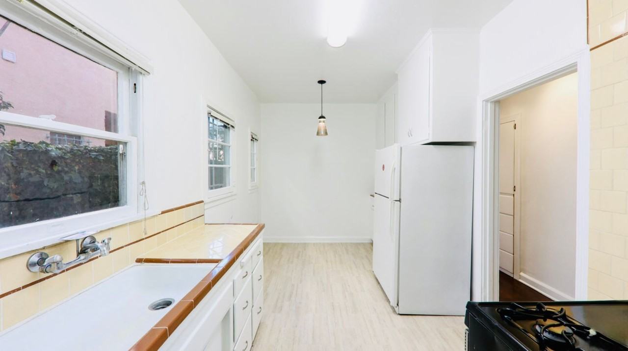 132 N La Peer Dr - Photo 5 of 21