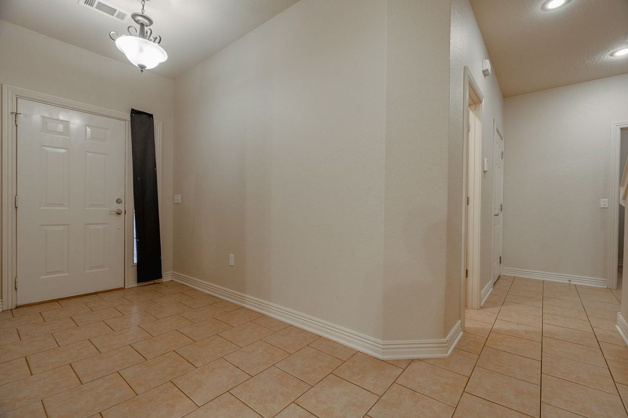 487 S Pierremont Dr - Photo 3 of 20