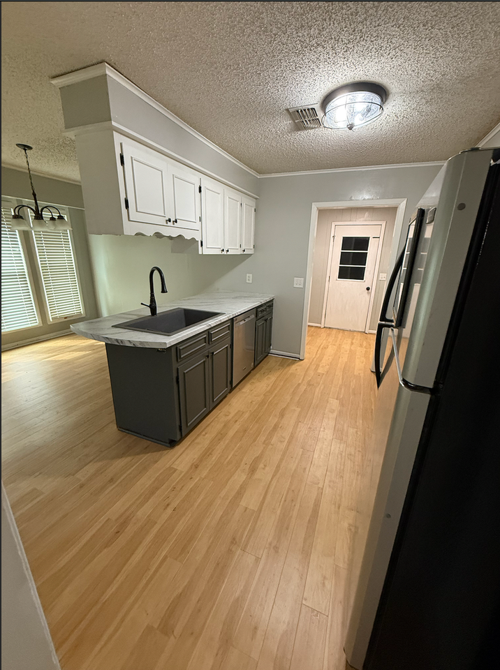 134 Thomas Cir - Photo 2 of 19