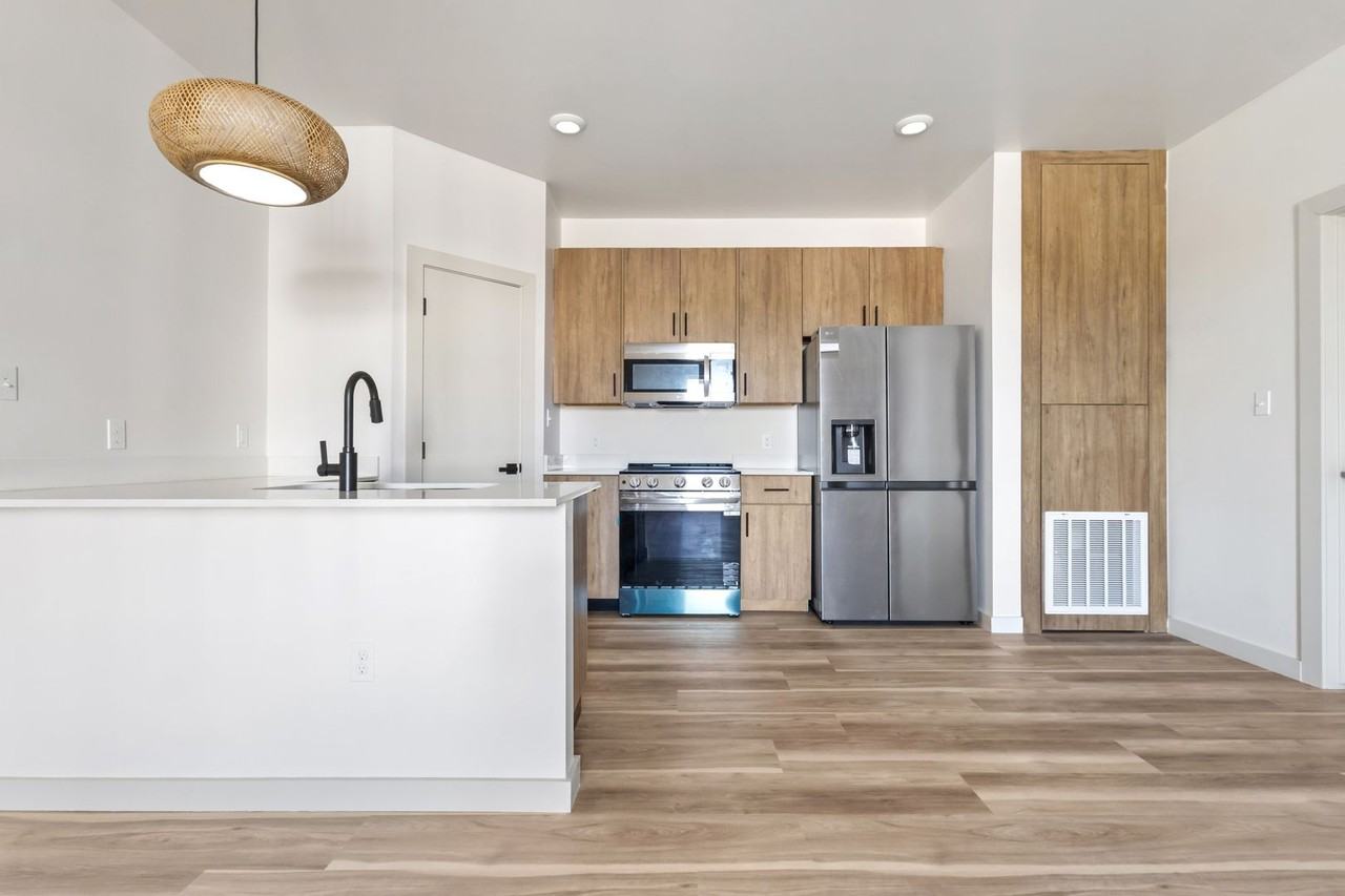 225 E. New Hampshire - Photo 4 of 31