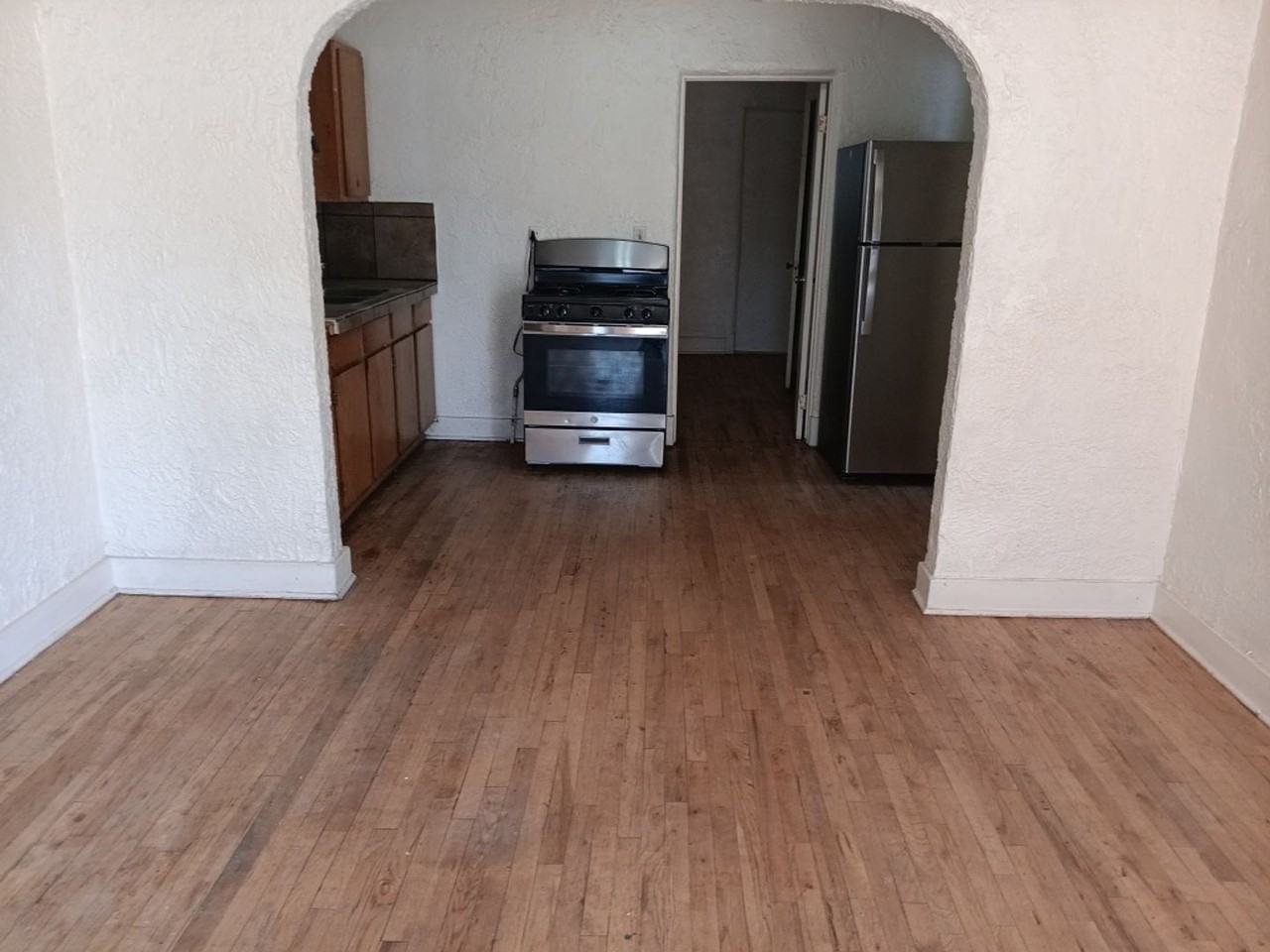 409 Yale Blvd Se - Photo 3 of 9