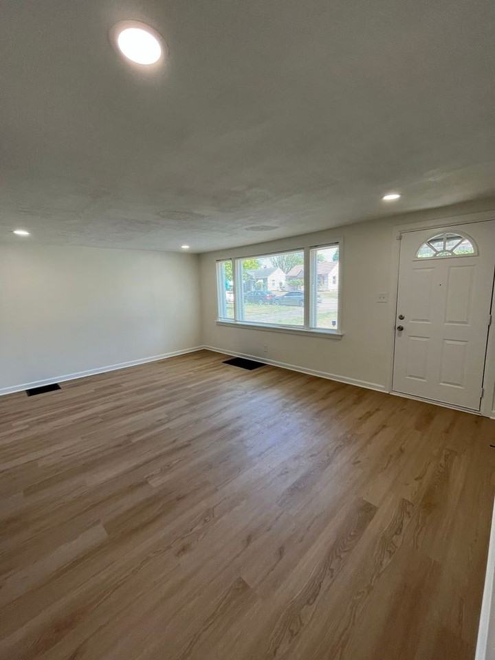 1961 Linwood Ave - Photo 5 of 24