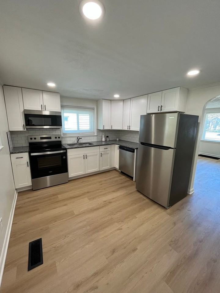 1961 Linwood Ave - Photo 6 of 24