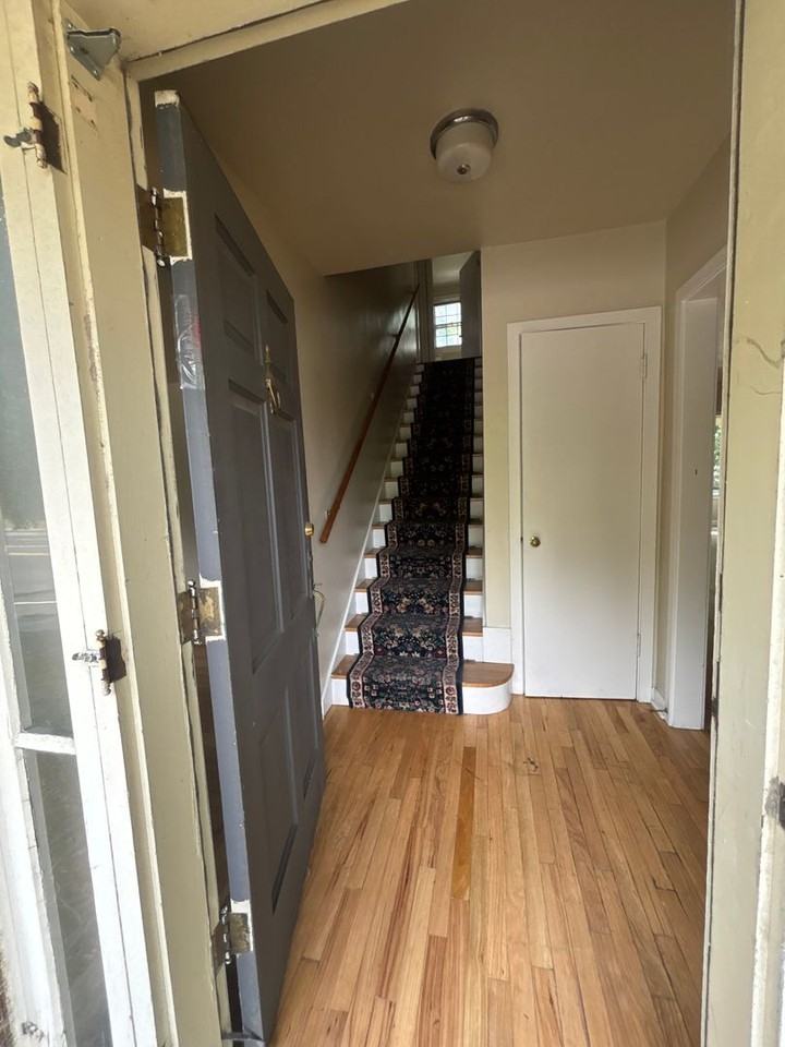 715 NE Stadium Way - Photo 3 of 32