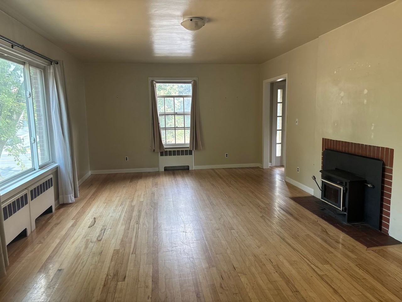 715 NE Stadium Way - Photo 4 of 32