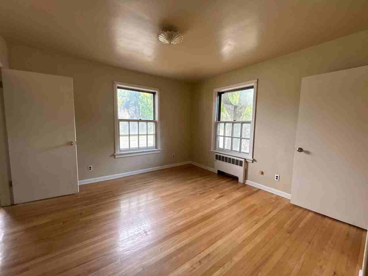 715 NE Stadium Way - Photo 7 of 32