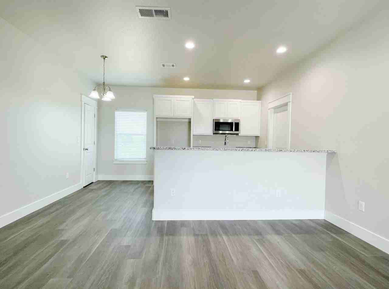 37 Middle St - Photo 3 of 10