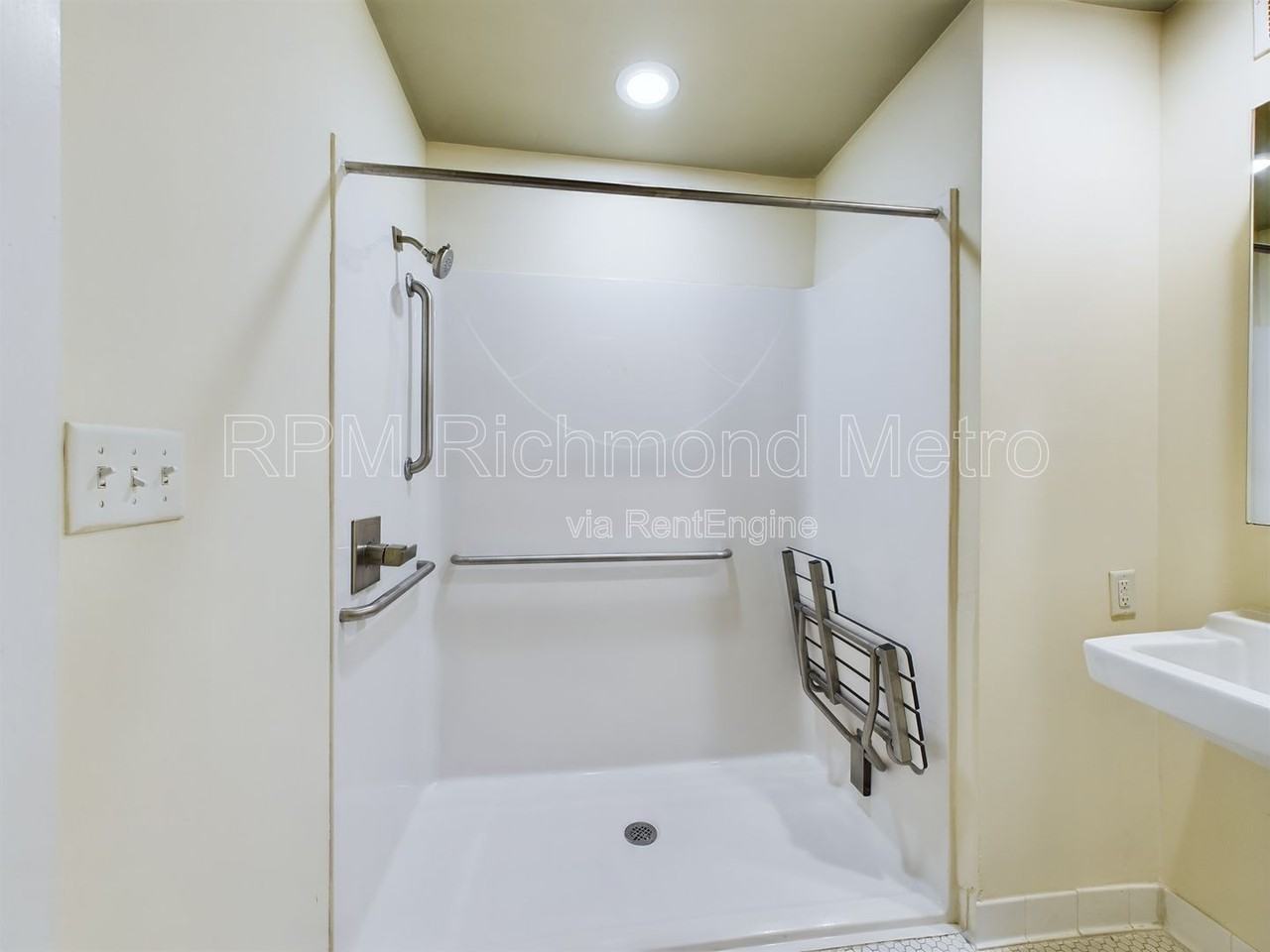 815 Perry St #305 - Photo 7 of 11