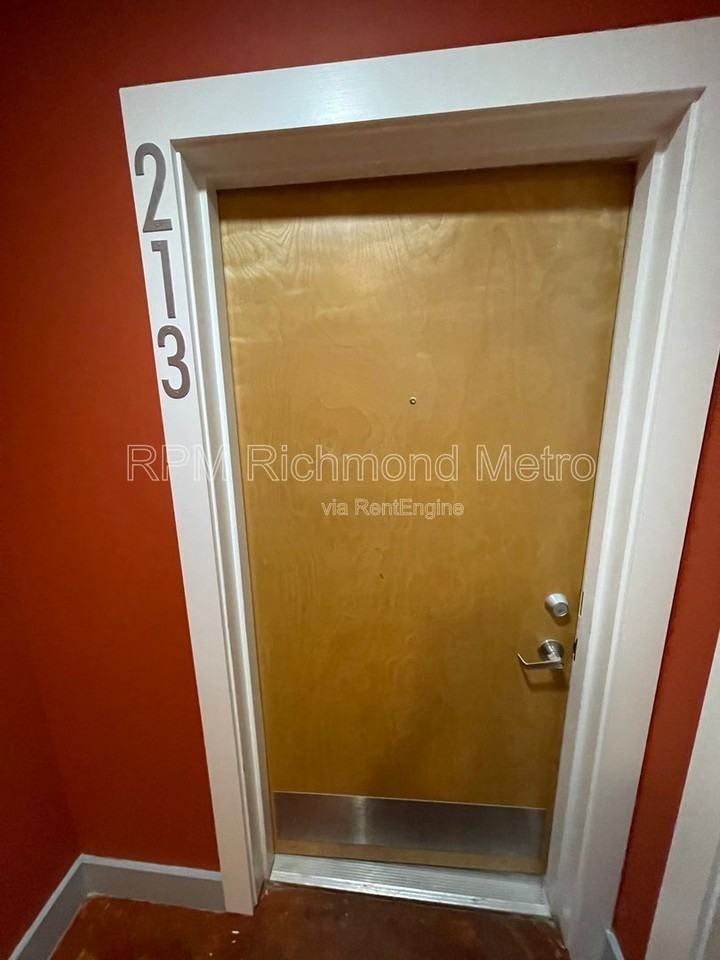 815 Perry St #213 - Photo 3 of 10