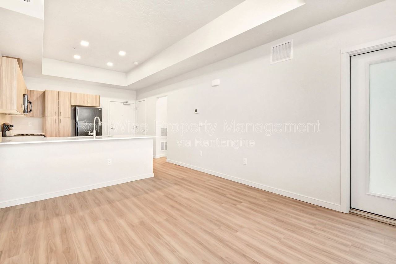 385 E 42nd St #103 - Photo 5 of 22