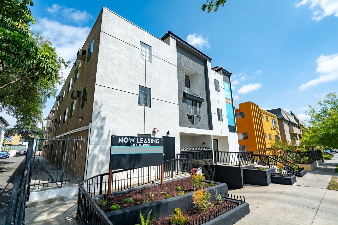 226 South Serrano - Photo 3 of 38