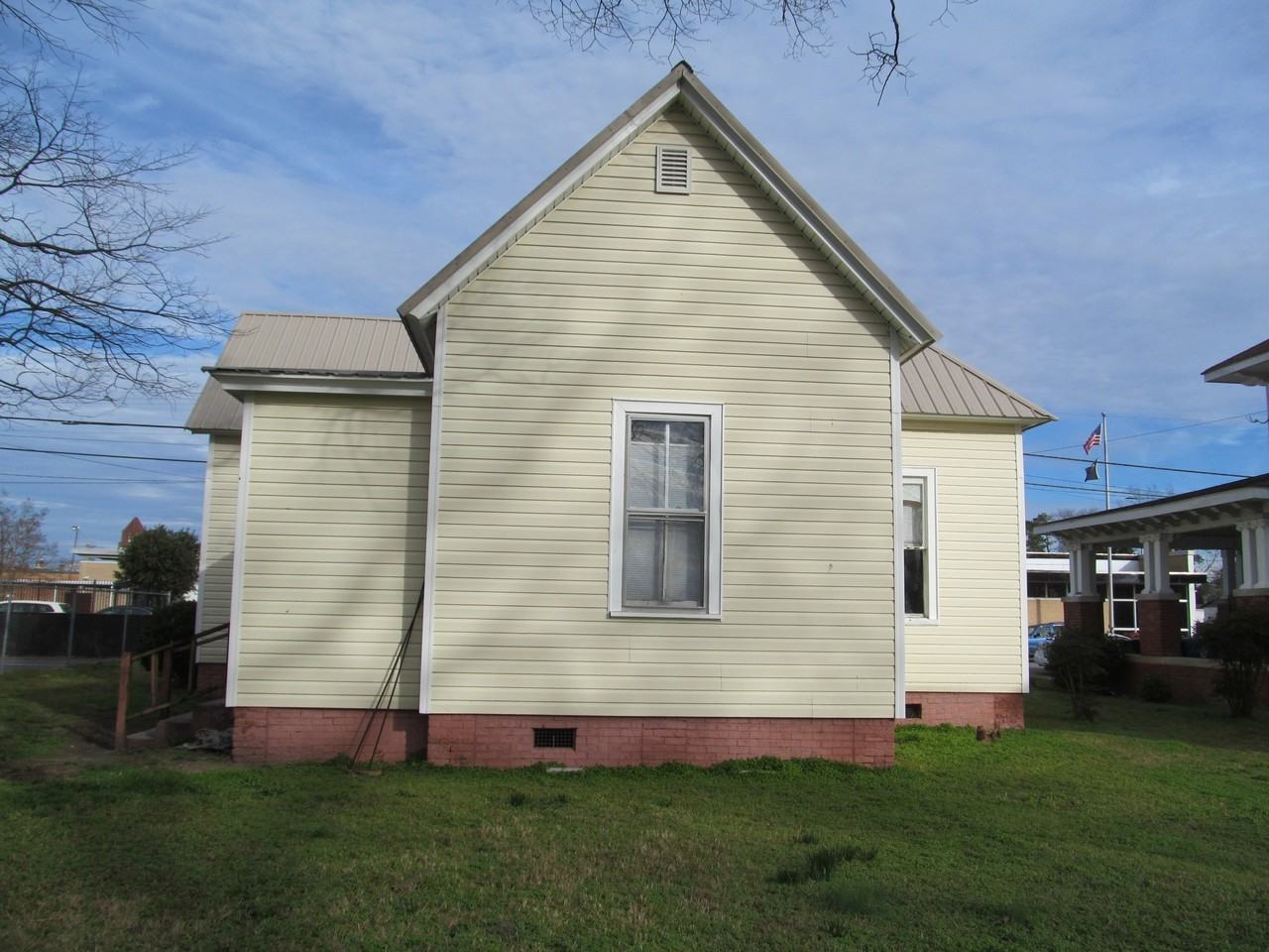 209 E Caswell St - Photo 2 of 10