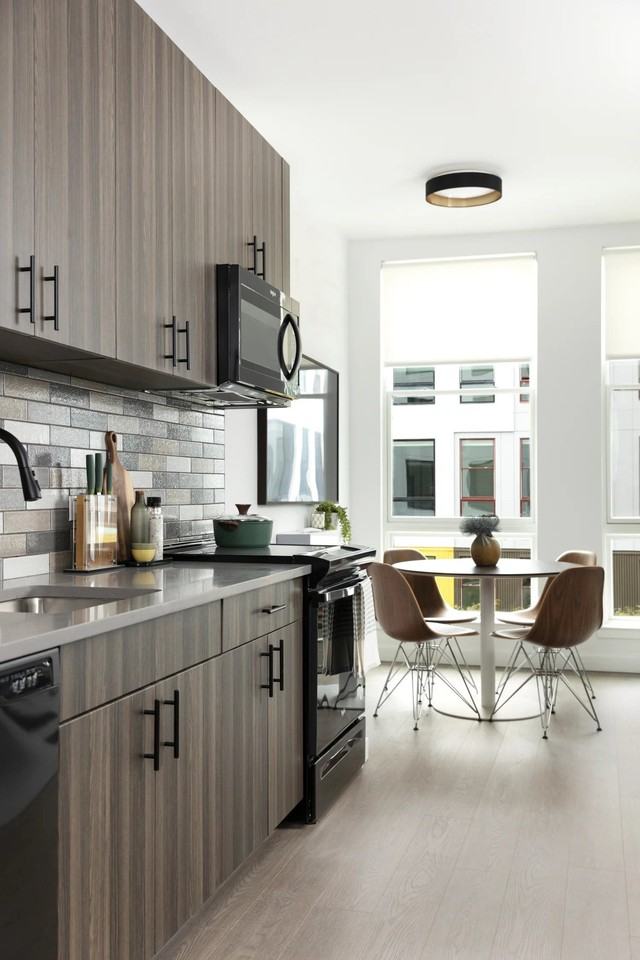 295J - Photo 2 of 19