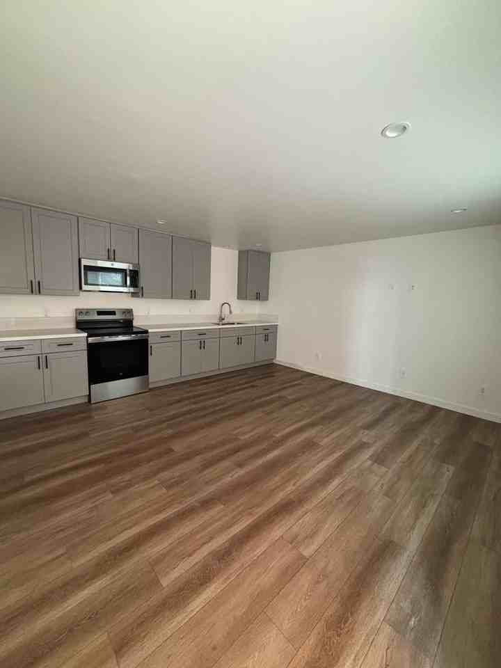 1918 Chestnut Ave #101 - Photo 3 of 16