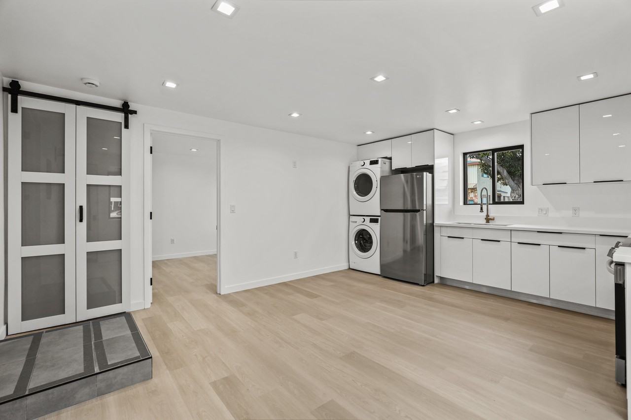 2422 Meadowvale Ave #4 - Photo 5 of 36