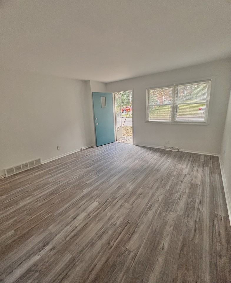 279 281 Cluster Avenue - Photo 3 of 18