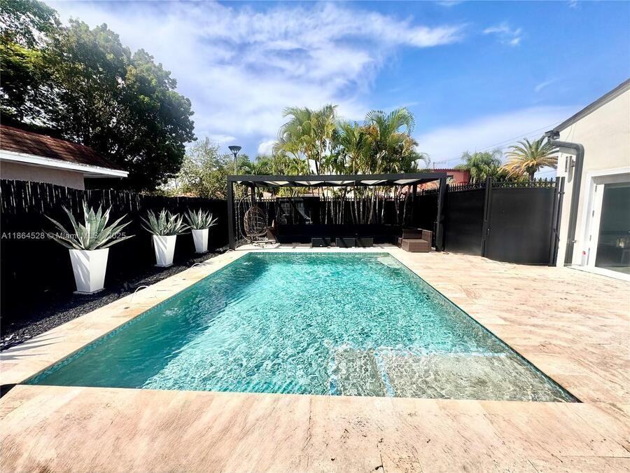 1700 Sw 16th Ter - Photo 2 of 26