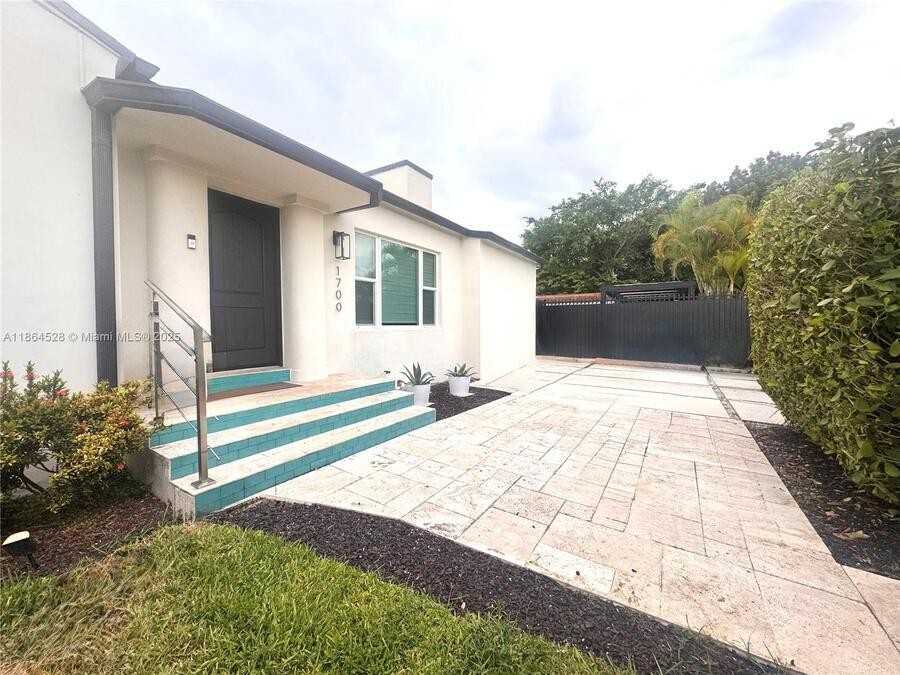 1700 Sw 16th Ter - Photo 3 of 26