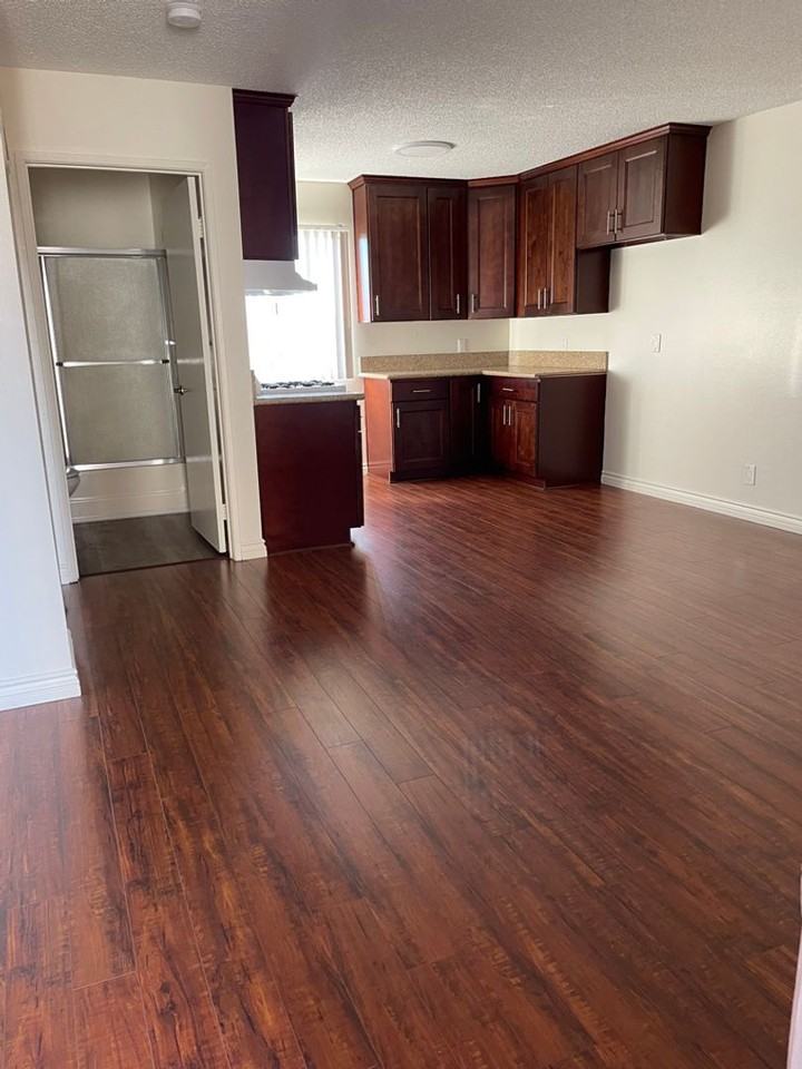 215 W Palmer Ave - Photo 2 of 16