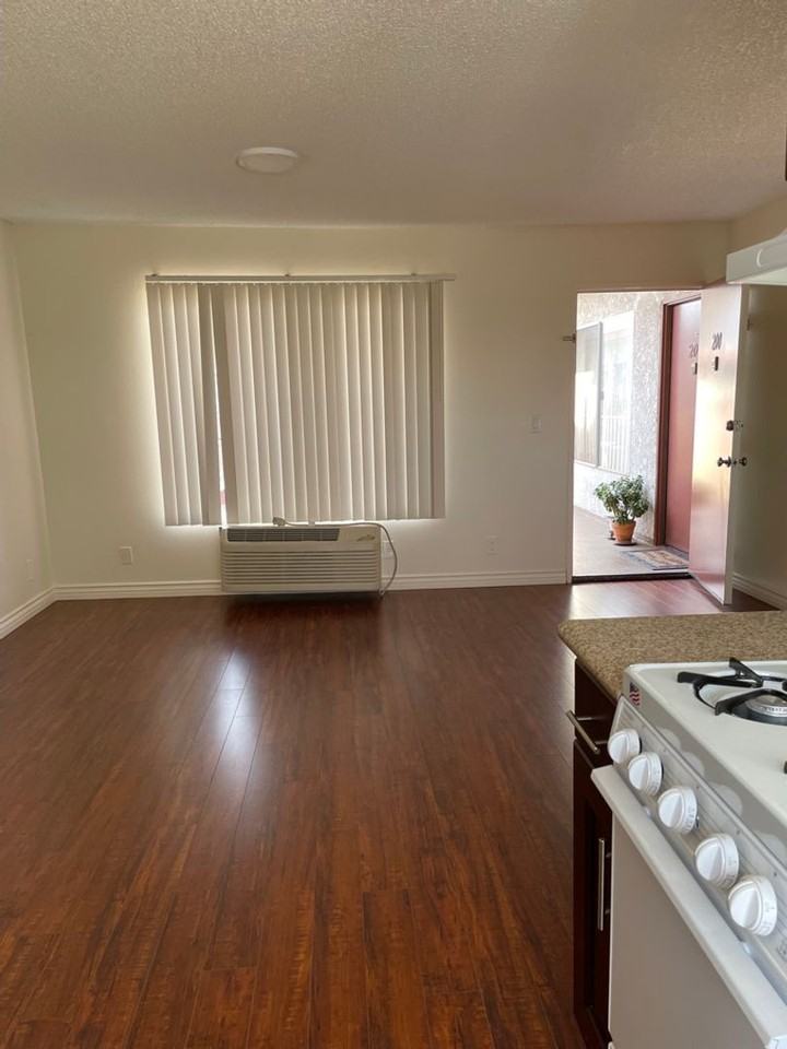 215 W Palmer Ave - Photo 5 of 16