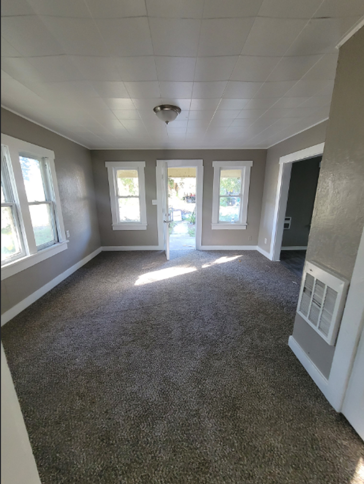 100 Se 37th St - Photo 3 of 3