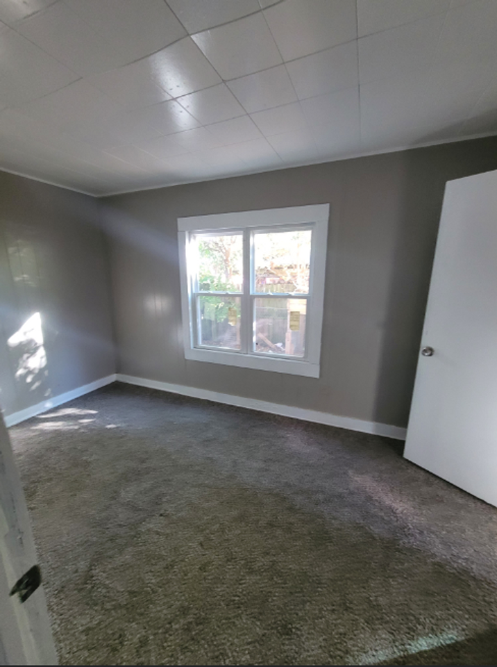 100 Se 37th St - Photo 2 of 3