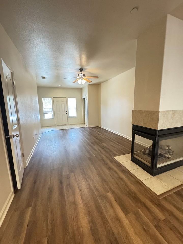 326 Hetherington Cir - Photo 2 of 9