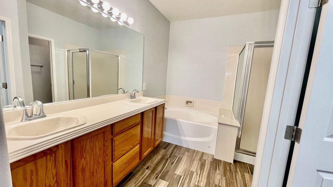 8736 Victoria Park St - Photo 3 of 32