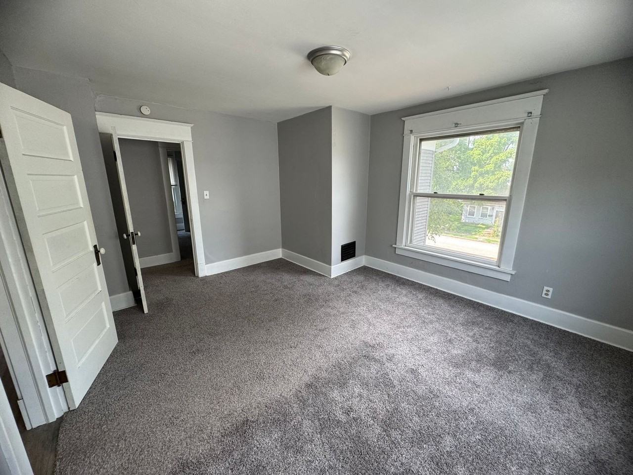 1321 W 13th St - Photo 4 of 13