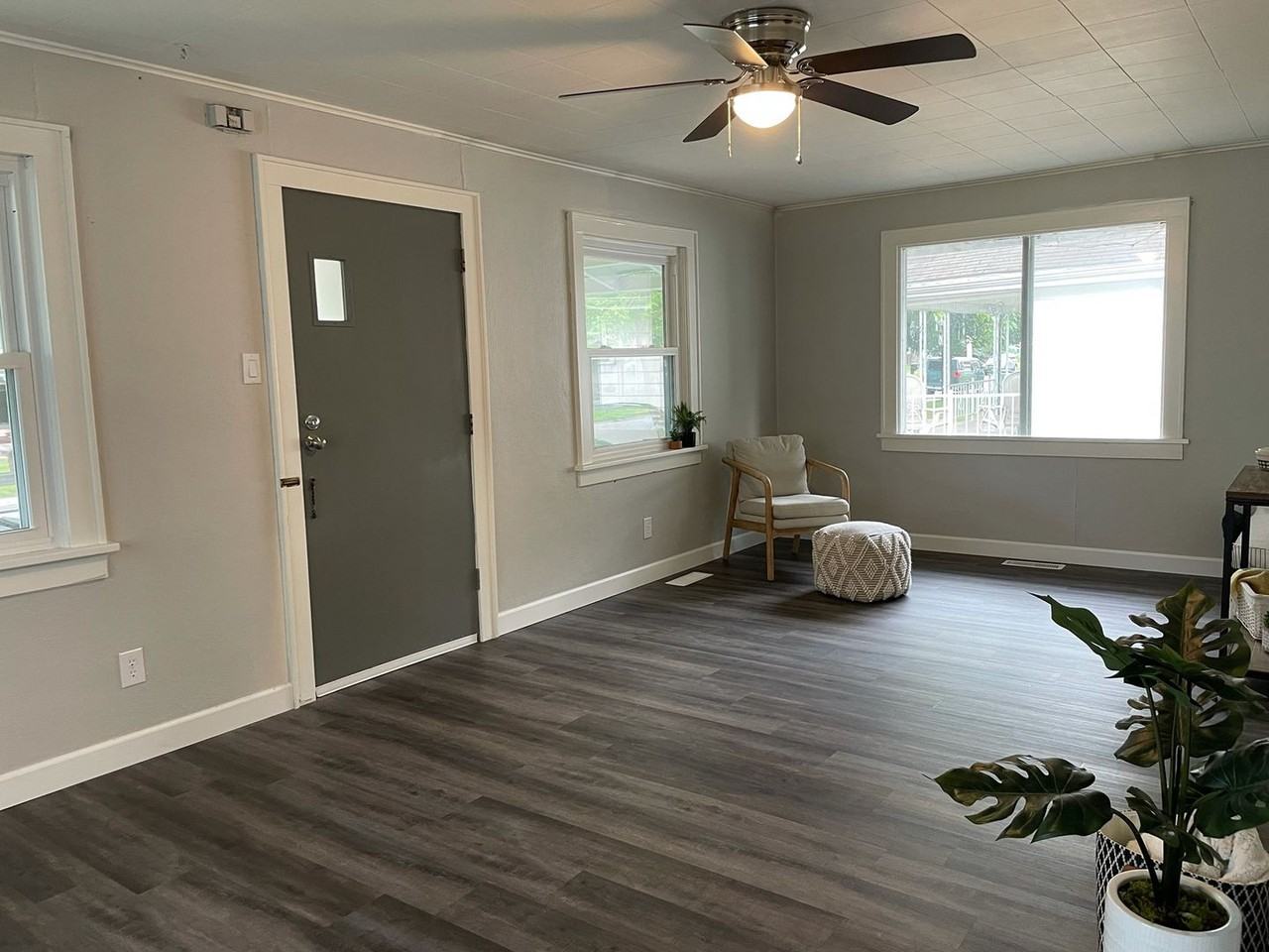 2401 S Grant St - Photo 2 of 10