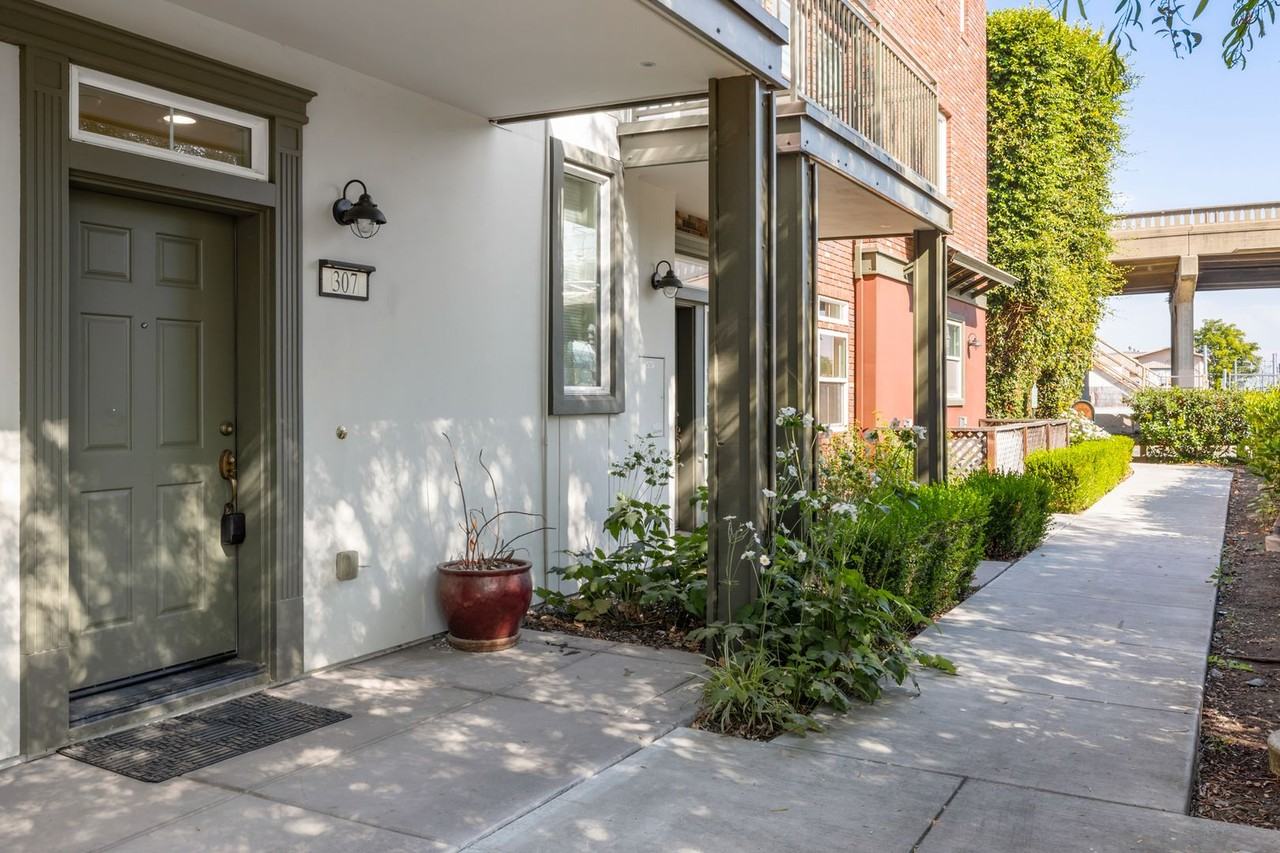 307 Bautista Pl - Photo 2 of 27